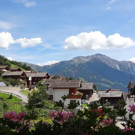 In Der Ersten Etage Mit Massgefertigter Moeblierung Matrei in Osttirol